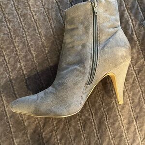 7.5 Carlos by Carlos Santana Gray Bootie. Excellent condition. Barely worn.